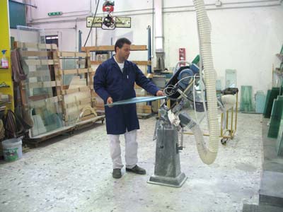 Lavorazioni artigianali e a controllo numerico di vetri rettininei e curvi